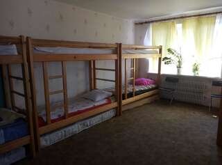 Хостелы Хостел на Залесской Харьков Общий десятиместный номер для мужчин и женщин-1