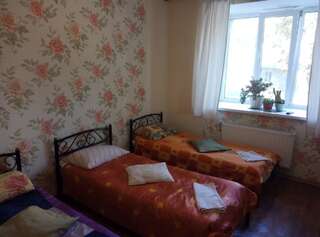 Хостелы Хостел на Залесской Харьков Трехместный номер эконом-класса с общей ванной комнатой-1