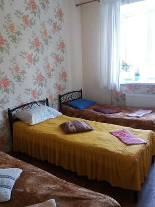 Хостелы Хостел на Залесской Харьков Трехместный номер эконом-класса с общей ванной комнатой-2