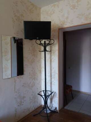 Хостелы Хостел на Залесской Харьков Двухместный номер эконом-класса с 2 отдельными кроватями и общей ванной комнатой-3