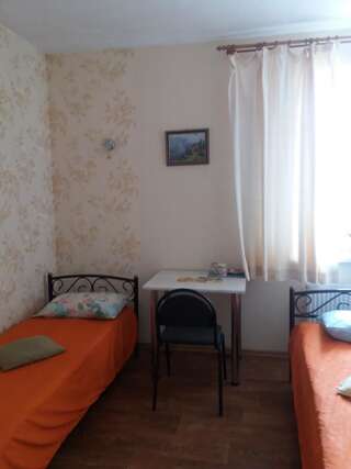 Хостелы Хостел на Залесской Харьков Двухместный номер эконом-класса с 2 отдельными кроватями и общей ванной комнатой-4