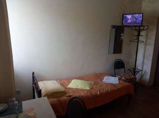 Хостелы Хостел на Залесской Харьков Двухместный номер эконом-класса с 2 отдельными кроватями и общей ванной комнатой-5