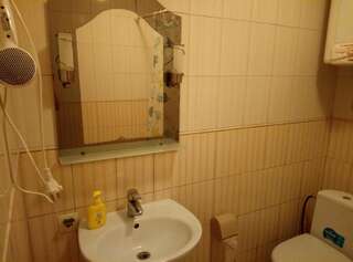 Хостелы Хостел на Залесской Харьков Двухместный номер с 1 кроватью и собственной ванной комнатой-4