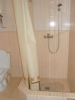 Хостелы Хостел на Залесской Харьков Семейный полулюкс-13