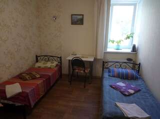 Хостелы Хостел на Залесской Харьков Двухместный номер эконом-класса с 2 отдельными кроватями и общей ванной комнатой-1